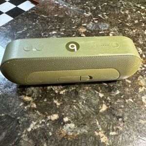 The Beats by Dre Pill Plus A1680 Bluetooth Wireless Speaker- RARE Green